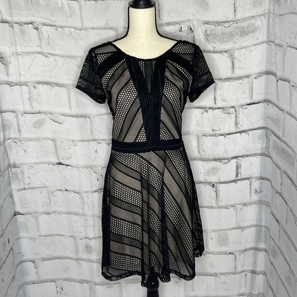 bailey blue Dresses & Skirts - NWT Bailey Blue Dress Black Cutout Over Nude Lining Short Sleeve V Back Large